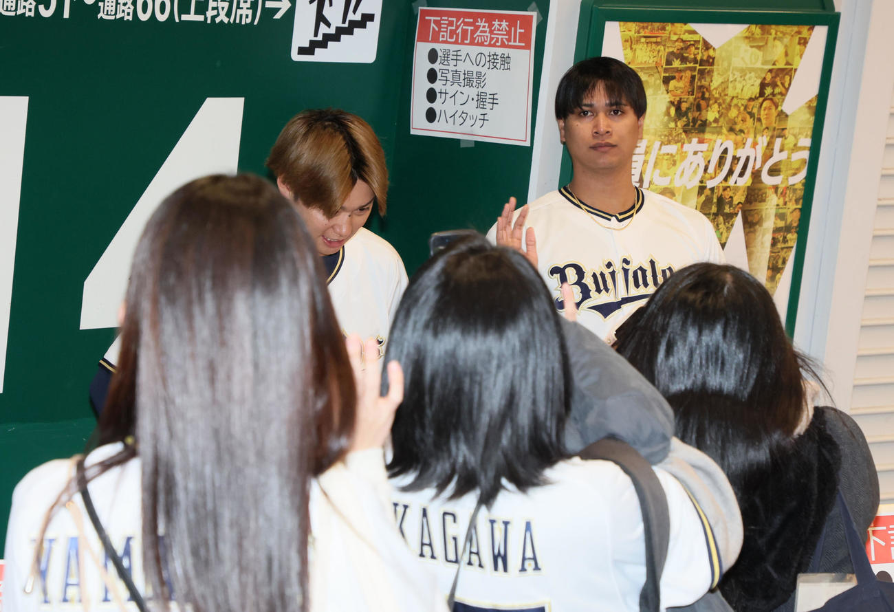 「Bsファンフェスタ2023」でファンを出迎える石川（左）と宇田川（撮影・加藤哉）