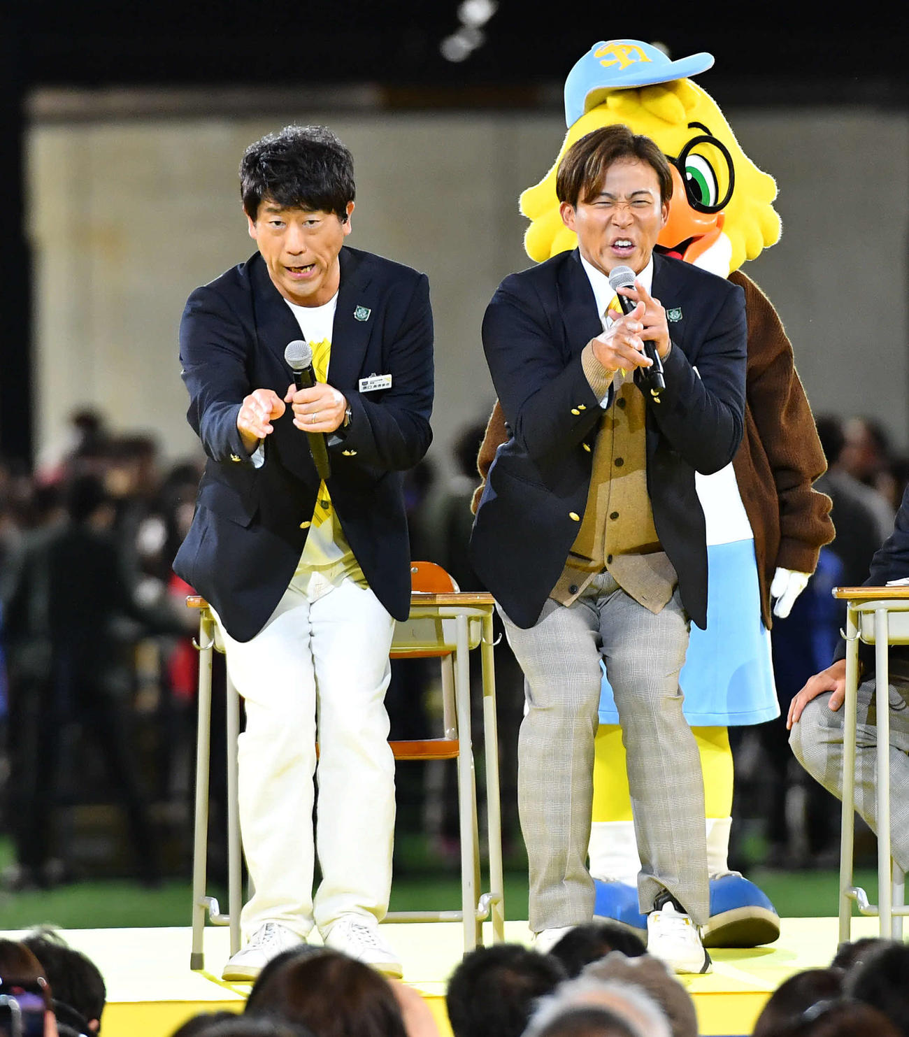 ファンフェスティバルで、ものまね芸人の原口あきまさ（左）と江頭2：50のものまねをする野村勇（撮影・岩下翔太）