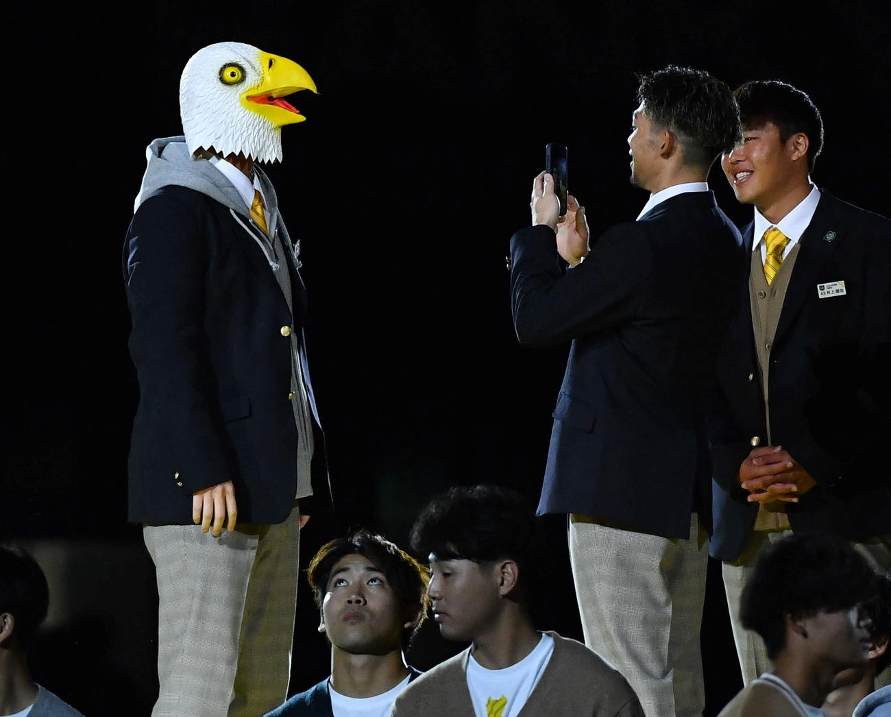 ファンフェスティバルの開会式で鳥のかぶりものをかぶる甲斐野（左）を撮影する又吉（撮影・岩下翔太）