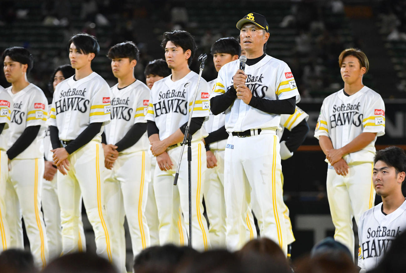 ファンフェスティバルの閉会式で、ファンにあいさつする小久保監督（撮影・岩下翔太）