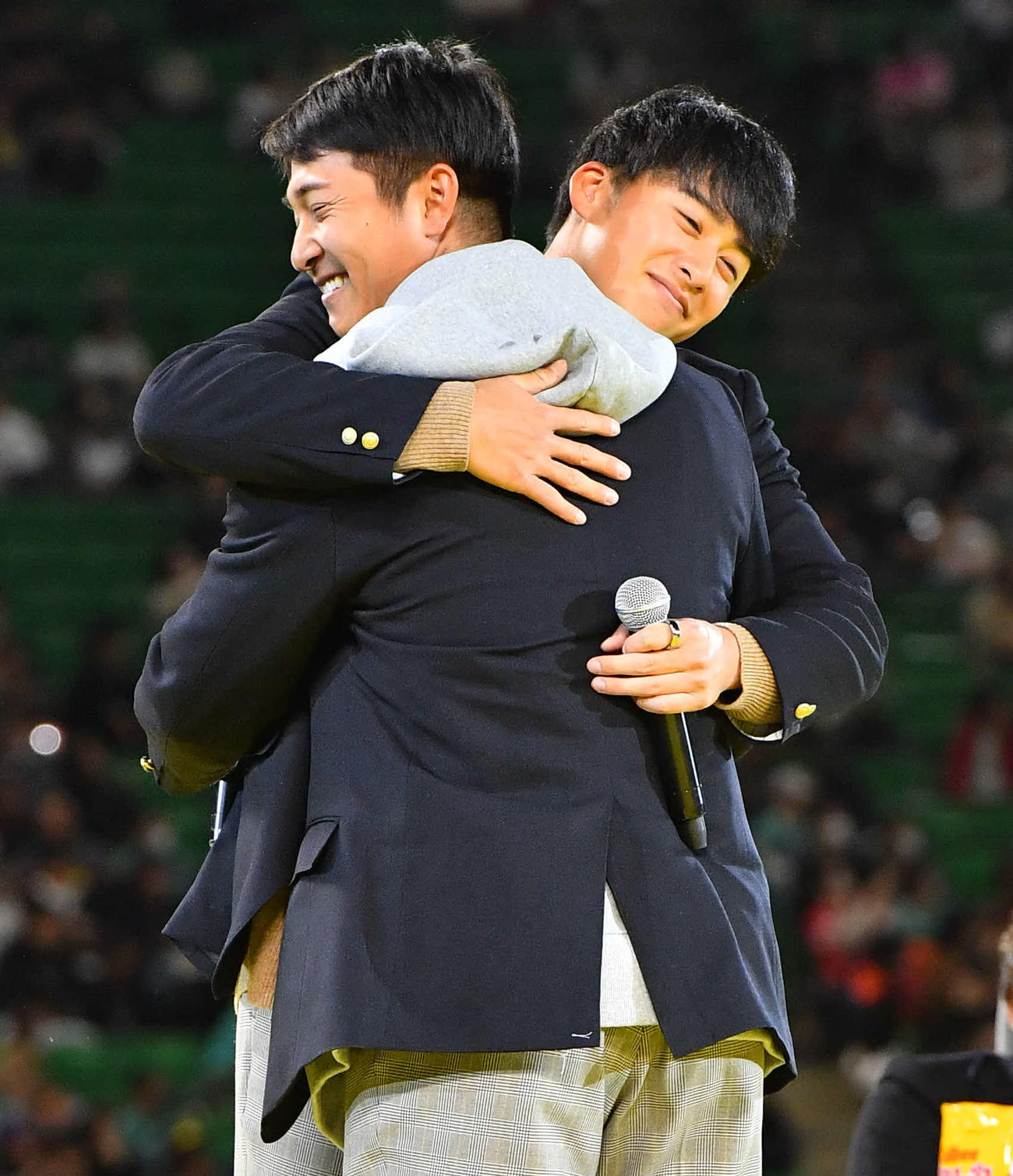 柳町（手前）と褒めあいを行い、抱き合う板東（撮影・岩下翔太）