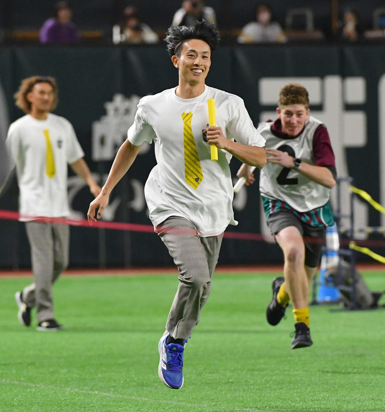 リレーのアンカーでゴールに向かって走る周東（撮影・岩下翔太）