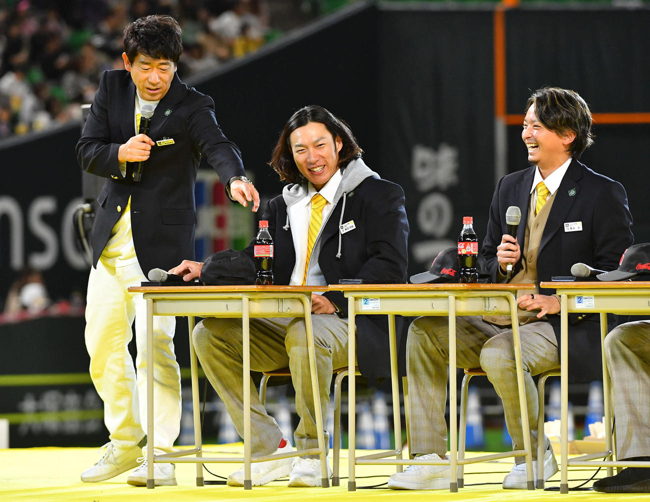 コーラを飲んで笑顔を見せる柳田（中央）。左はものまね芸人の原口あきまさ、右は東浜（撮影・岩下翔太）