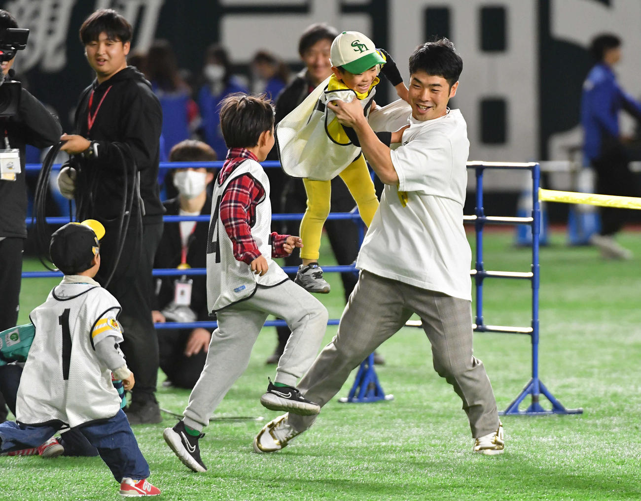 ファンフェスティバルの鬼ごっこで、鬼役の子どもを捕まえる反則？をする近藤（撮影・岩下翔太）