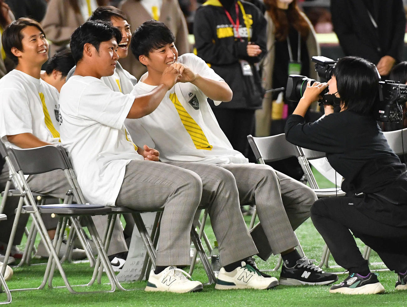 カメラに向かって吉田（左）と手でハートをつくる板東（撮影・岩下翔太）