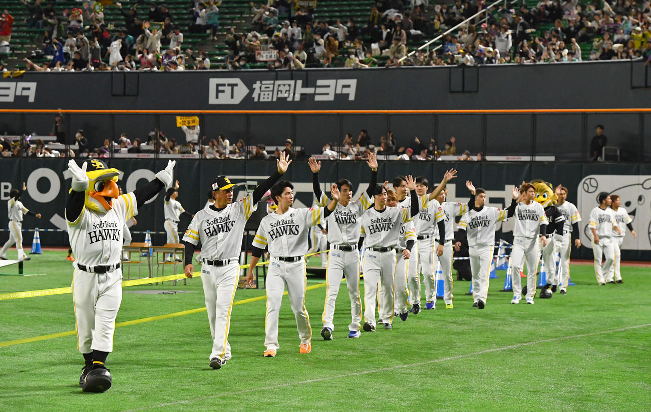 ファンフェスティバルを終え、場内一周しながらファンに手を振る小久保監督（左端）らソフトバンクナイン（撮影・岩下翔太）