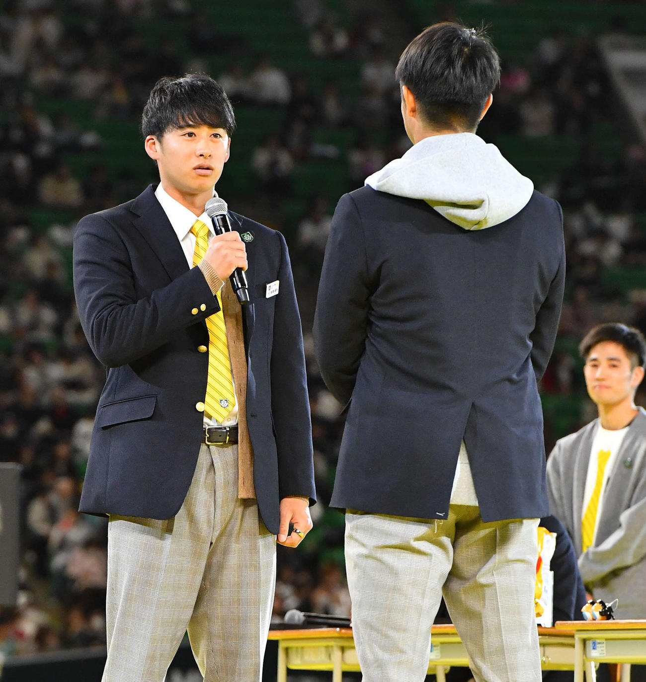 柳町（右）と褒めあいをする板東（撮影・岩下翔太）