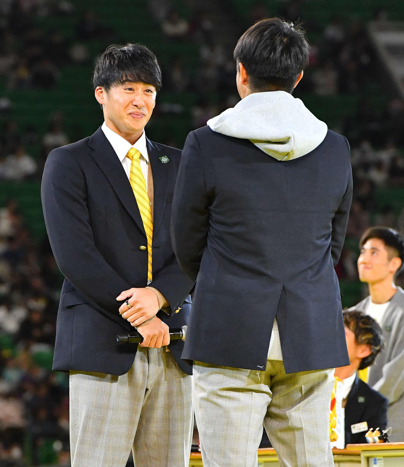 柳町（右）と褒めあいを行い、笑うのを我慢する板東（撮影・岩下翔太）