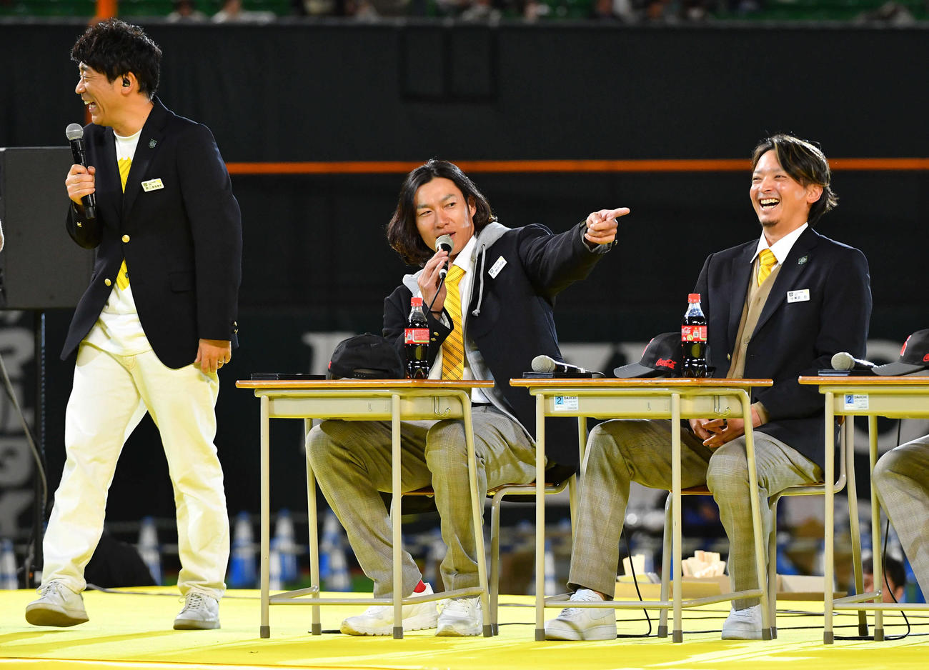 ソフトバンクの後輩からのお悩みをズバっと解決する柳田（撮影・岩下翔太）
