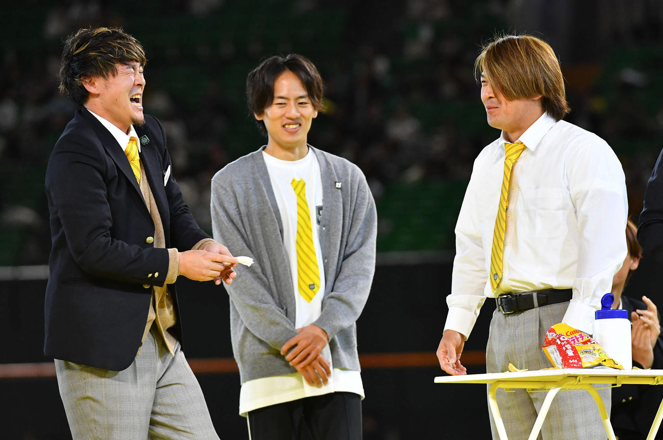 甲斐（右）との二人羽織を終えて笑顔を見せる牧原大（撮影・岩下翔太）