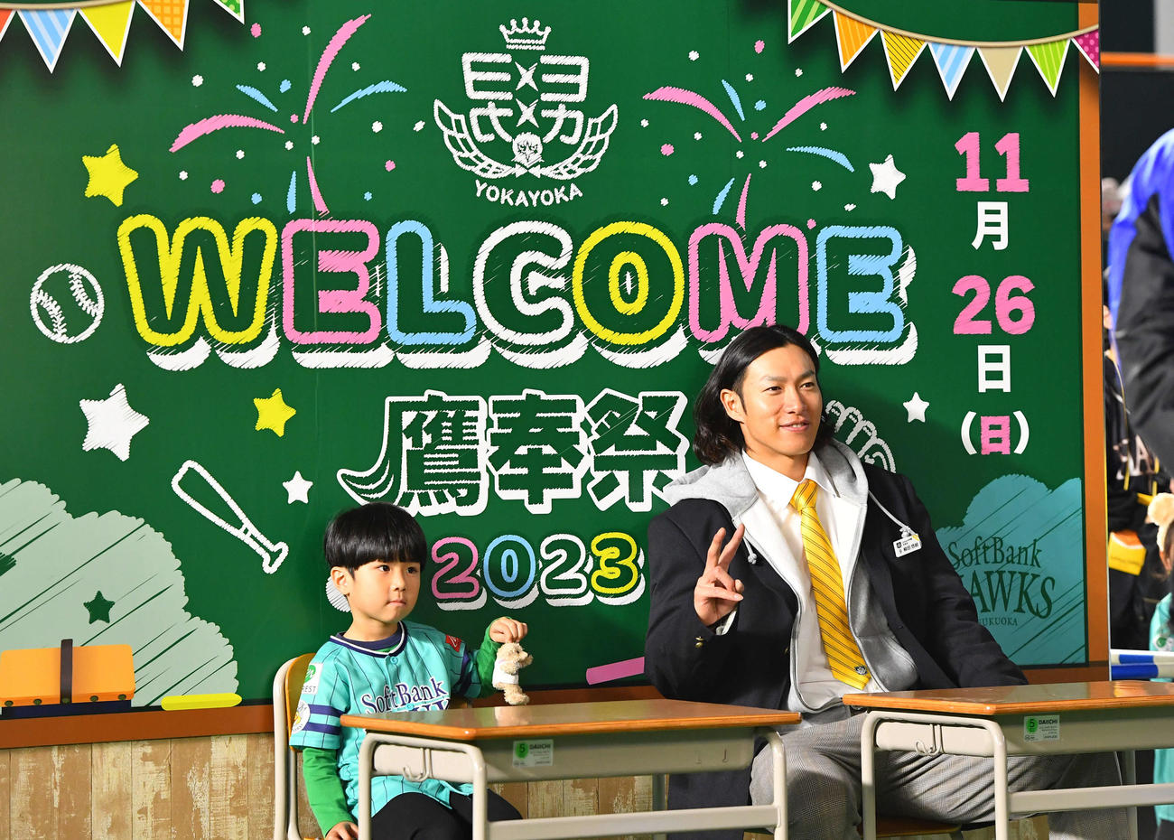 ファンの子どもと記念撮影する柳田（撮影・岩下翔太）