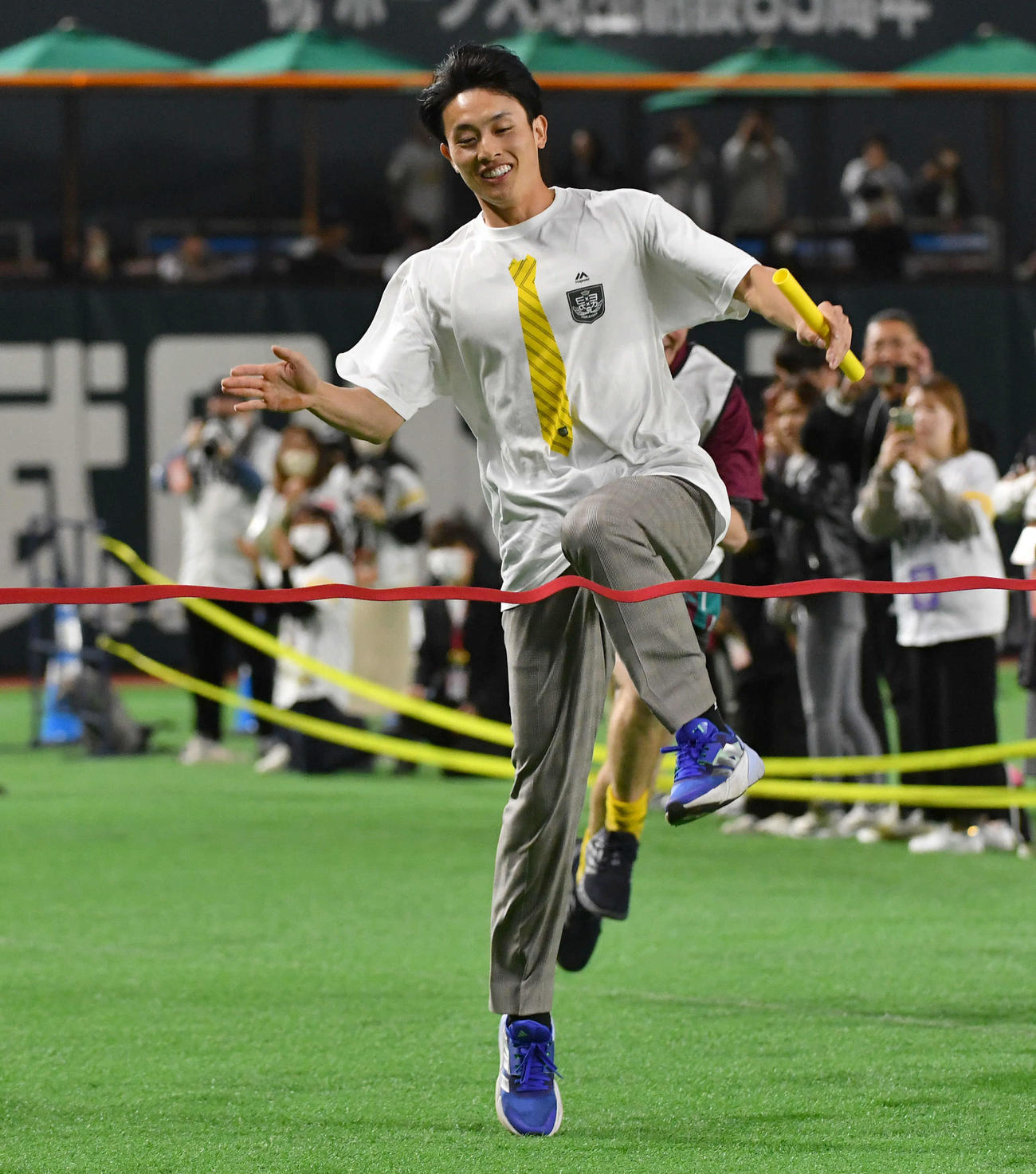 リレーのアンカーでジャンプしながらゴールする周東（撮影・岩下翔太）