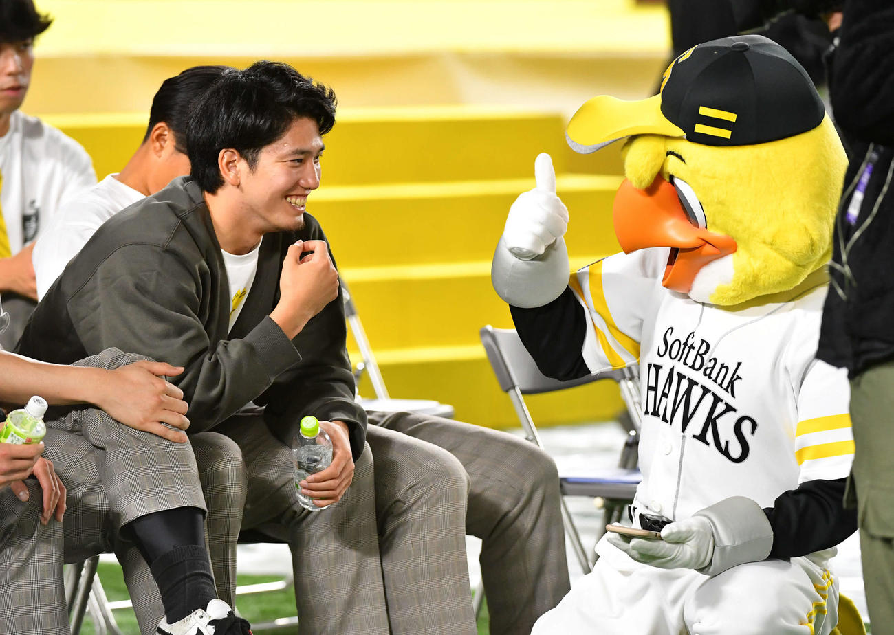 ハリーホーク（右）から結婚を祝福される栗原（撮影・岩下翔太）