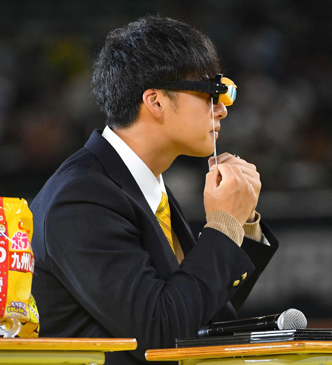 おもしろメガネをかける板東（撮影・岩下翔太）