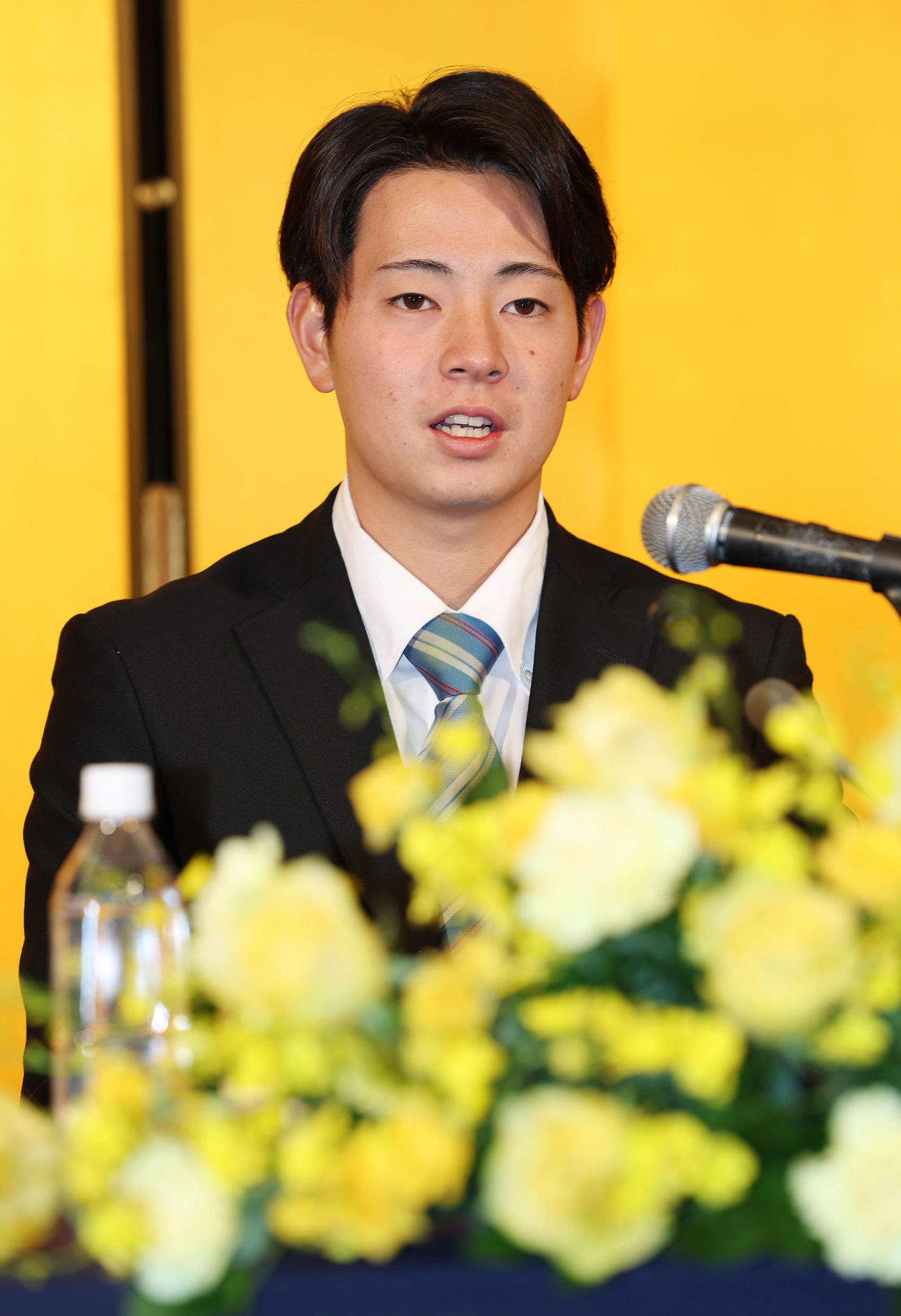 仮契約を終え、意気込みを語る阪神ドラフト1位の青学大・下村（撮影・宮地輝）