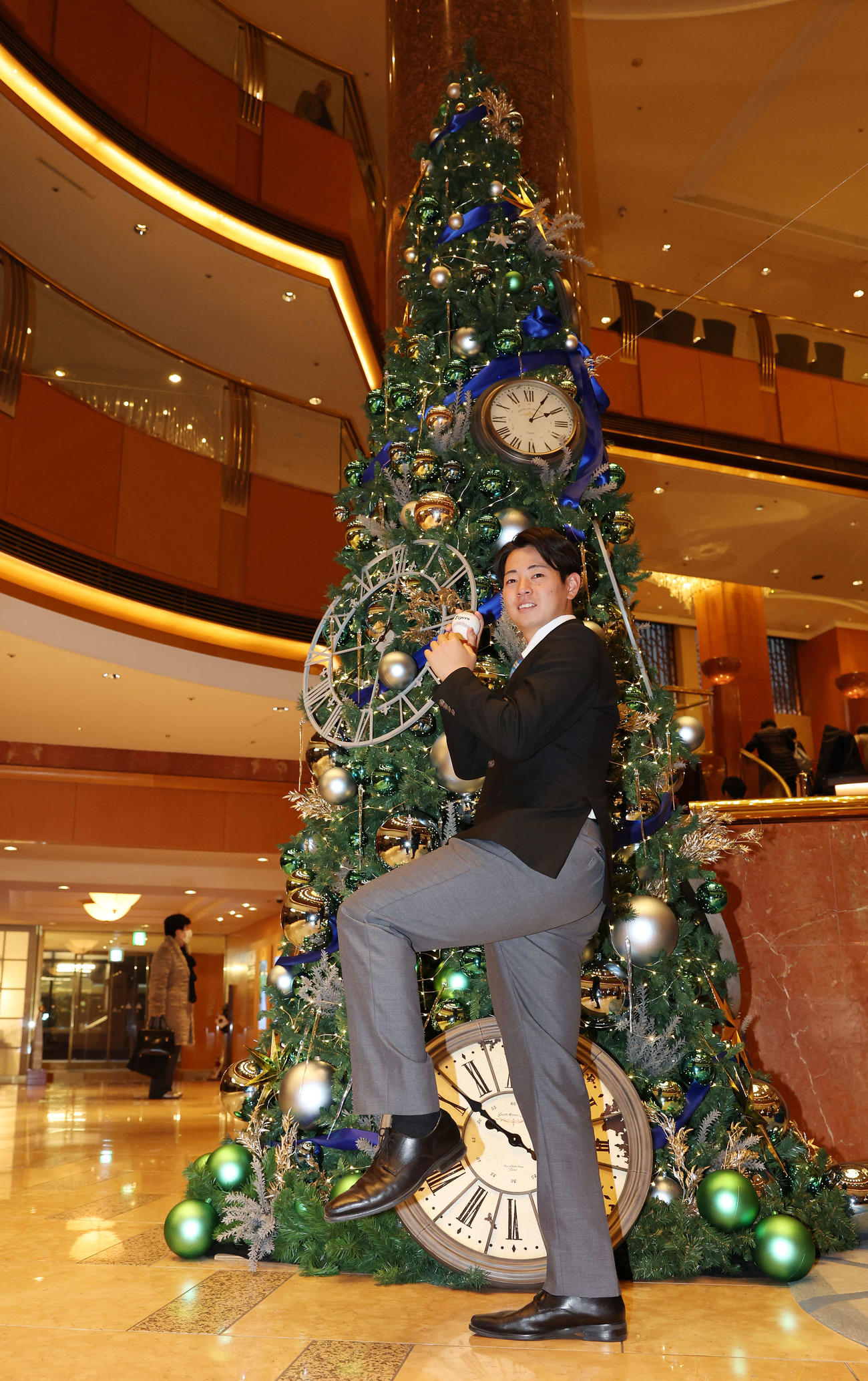 仮契約を終え、クリスマスツリーを背に投球フォームを披露する阪神ドラフト1位の青学大・下村（撮影・宮地輝）