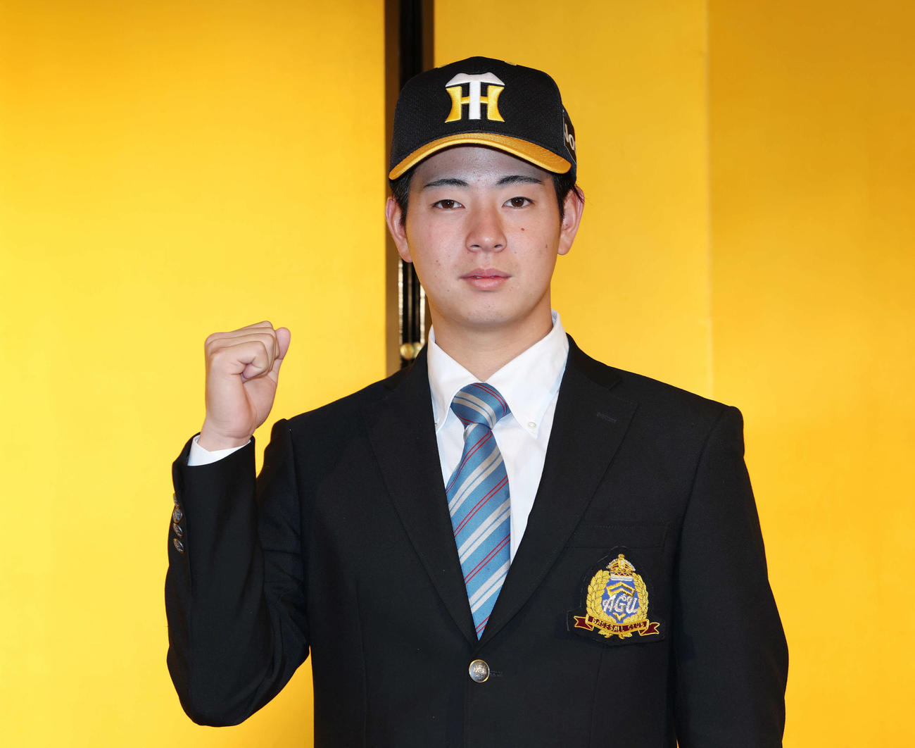 仮契約を終え、ガッツポーズする阪神ドラフト1位の青学大・下村（撮影・宮地輝）