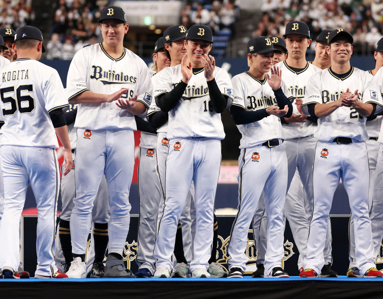 「Bsファンフェスタ2023」に参加しステージ上で笑顔を見せる山本（中央）（撮影・加藤哉）