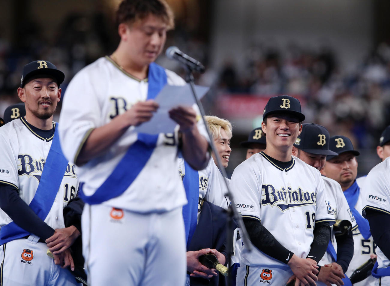 「Bsファンフェスタ2023」で杉本のあいさつを聞く山本（撮影・加藤哉）