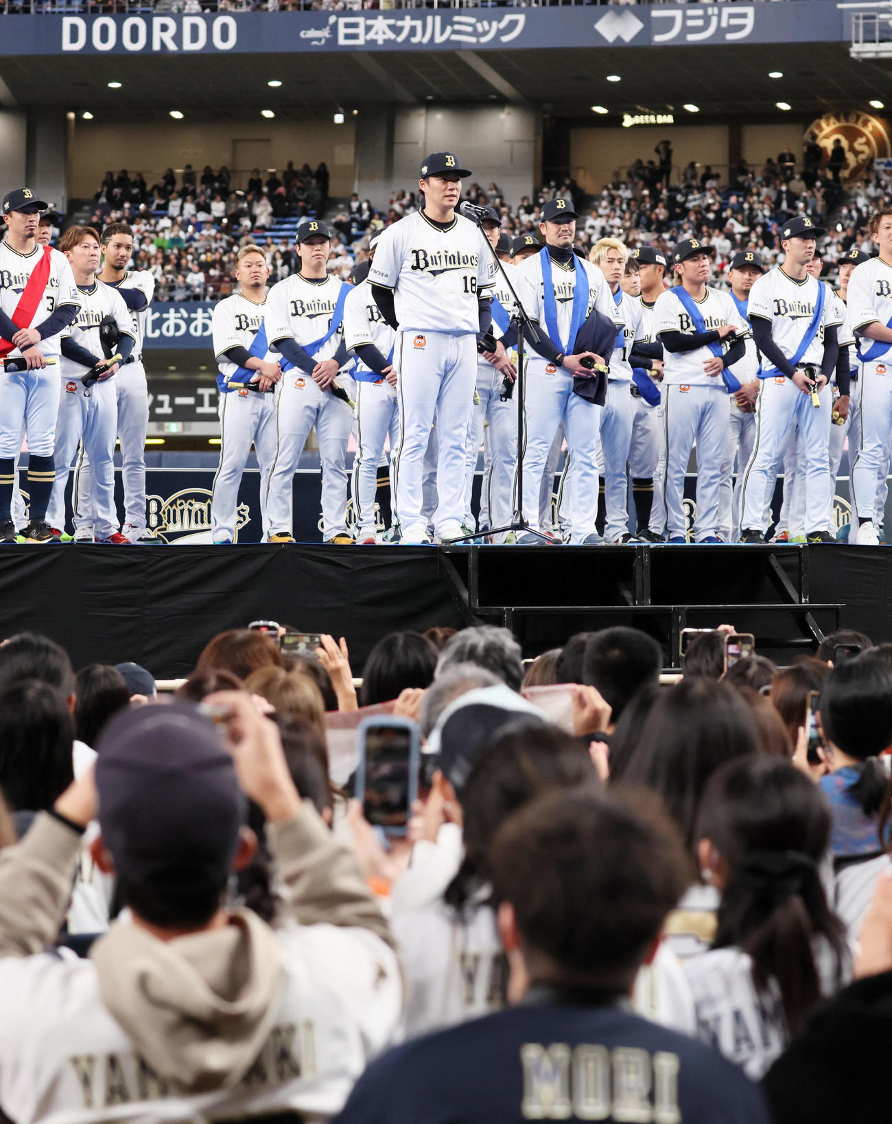 ファンフェスタでファンを前にあいさつする山本（撮影・加藤哉）