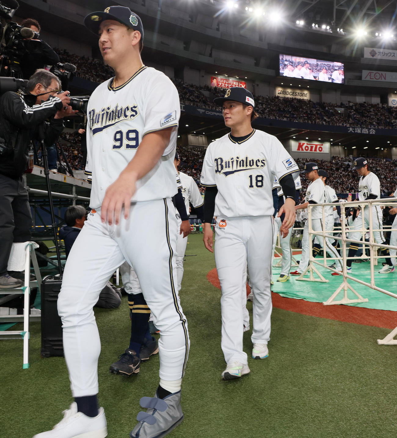 「B「Bsファンフェスタ2023」に参加した山本。左は杉本（撮影・加藤哉）