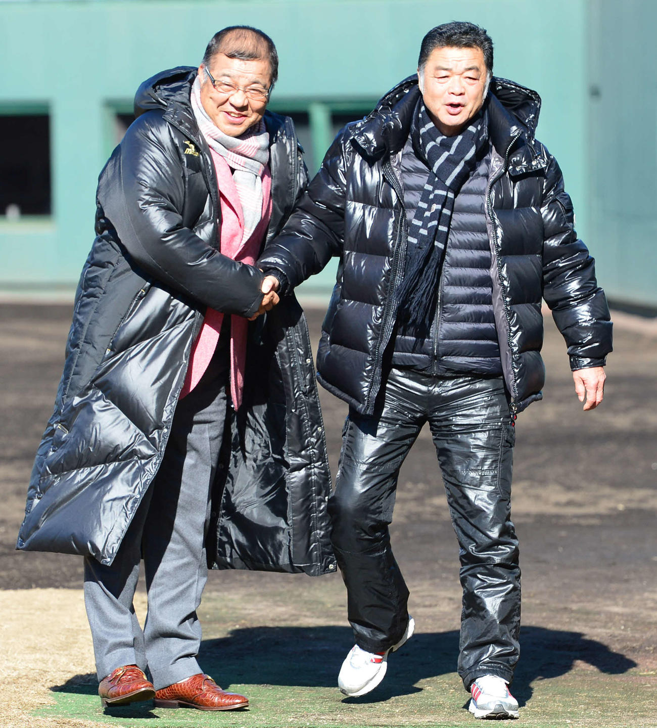 14年1月、自主トレを視察に鳴尾浜球場を訪れ、握手を交わす掛布雅之氏（左）と川藤幸三OB会長