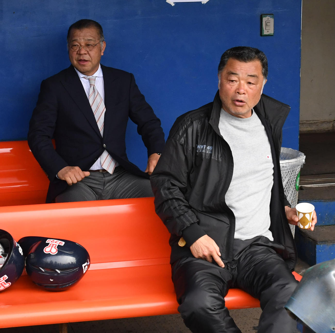 18年、春季キャンプで話し合う掛布雅之氏（左）と川藤幸三阪神OB会長