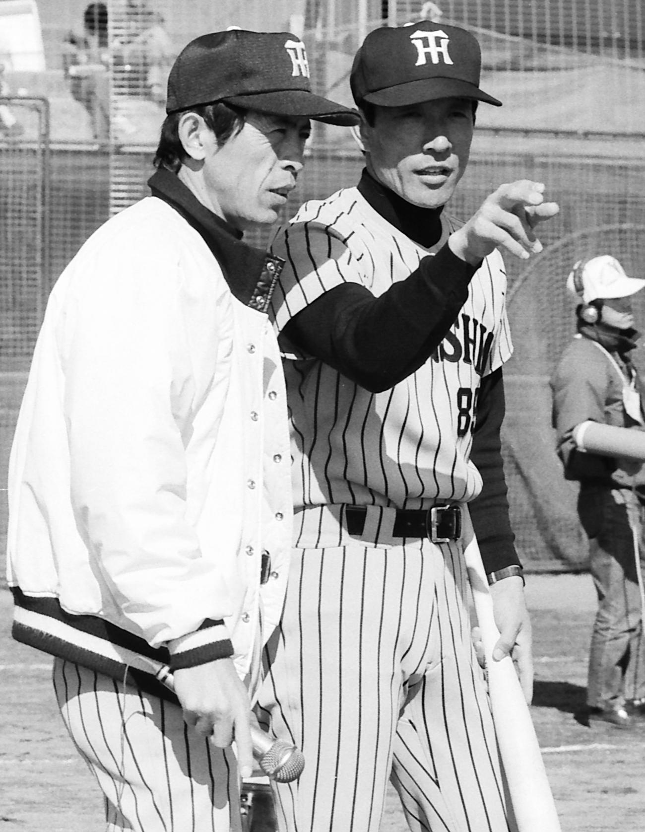 1986年2月11日、一枝修平ヘッドコーチ（左）と話す榊原良行コーチ