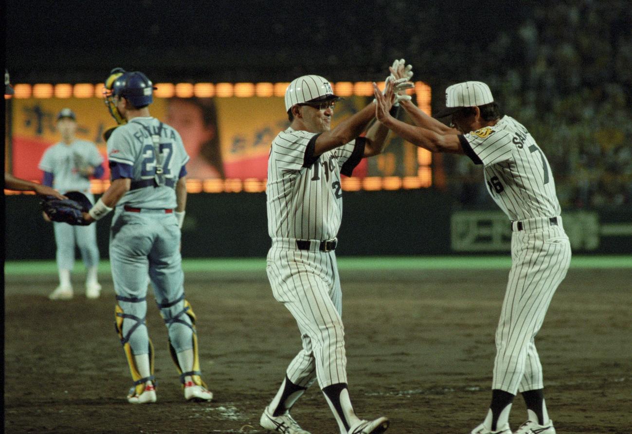 1992年9月12日、阪神対ヤクルト　阪神・木戸克彦（中央）は満塁本塁打を放ち榊原良行コーチに迎えられ生還