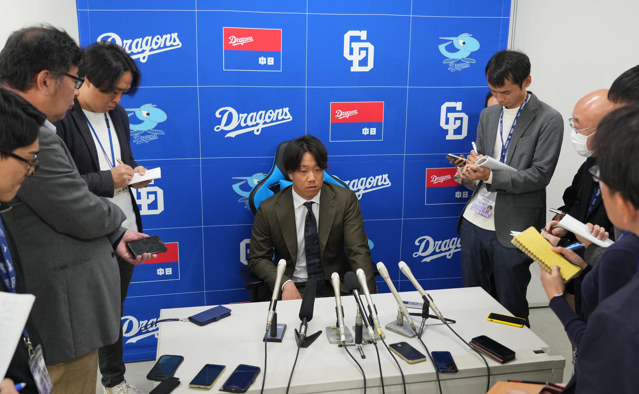 契約交渉を終え会見後、取材に応じる柳（撮影・森本幸一）
