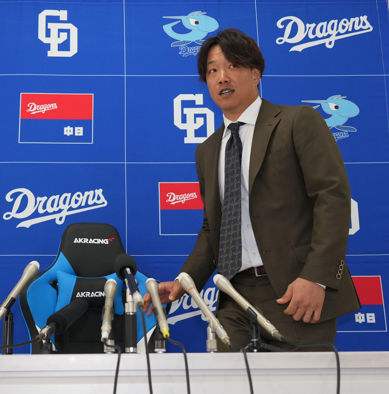 契約交渉を終え会見場の席に着く柳（撮影・森本幸一）