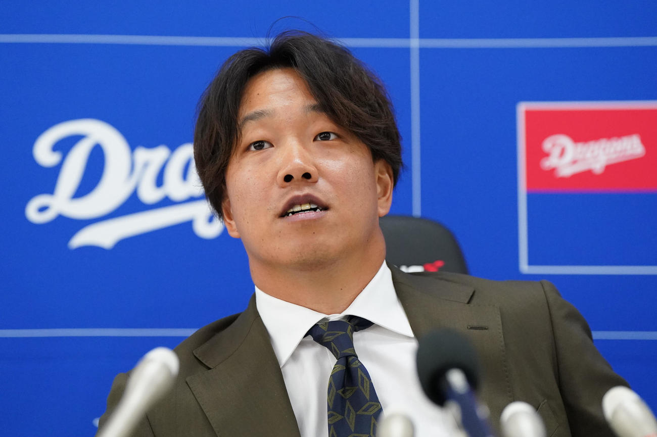 契約交渉を終え会見する柳（撮影・森本幸一）