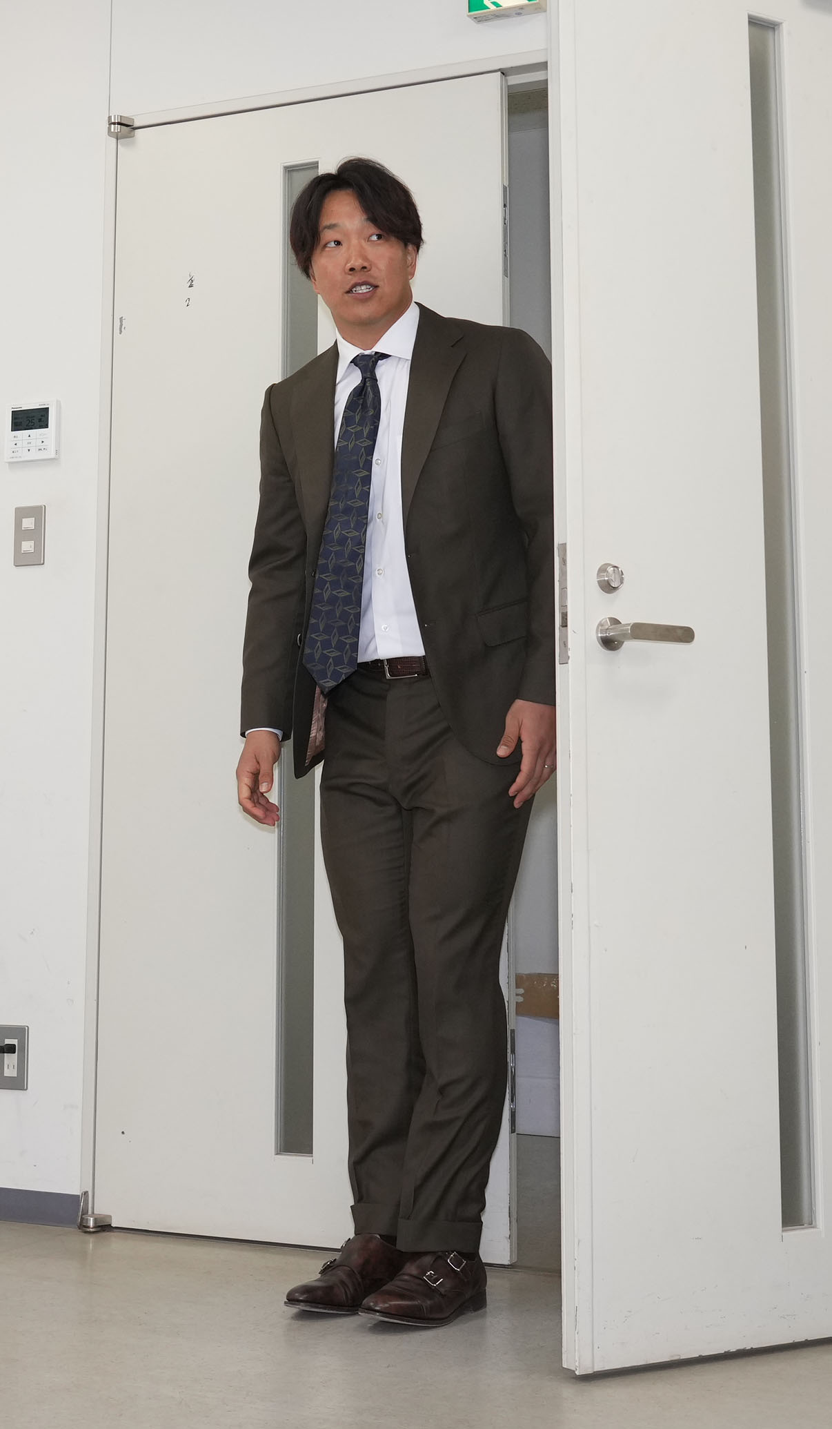 契約交渉を終え会見場に姿を見せる柳（撮影・森本幸一）