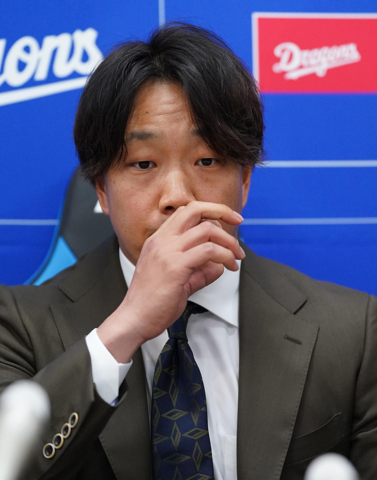 契約交渉を終え会見後、取材に応じる柳（撮影・森本幸一）
