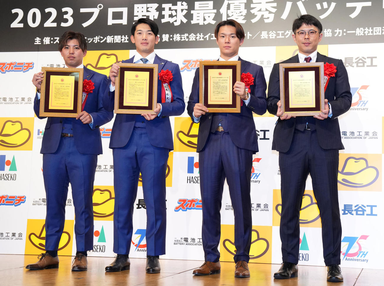 最優秀バッテリー賞を受賞した、左からDeNA東、山本、オリックス山本、若月（撮影・横山健太）