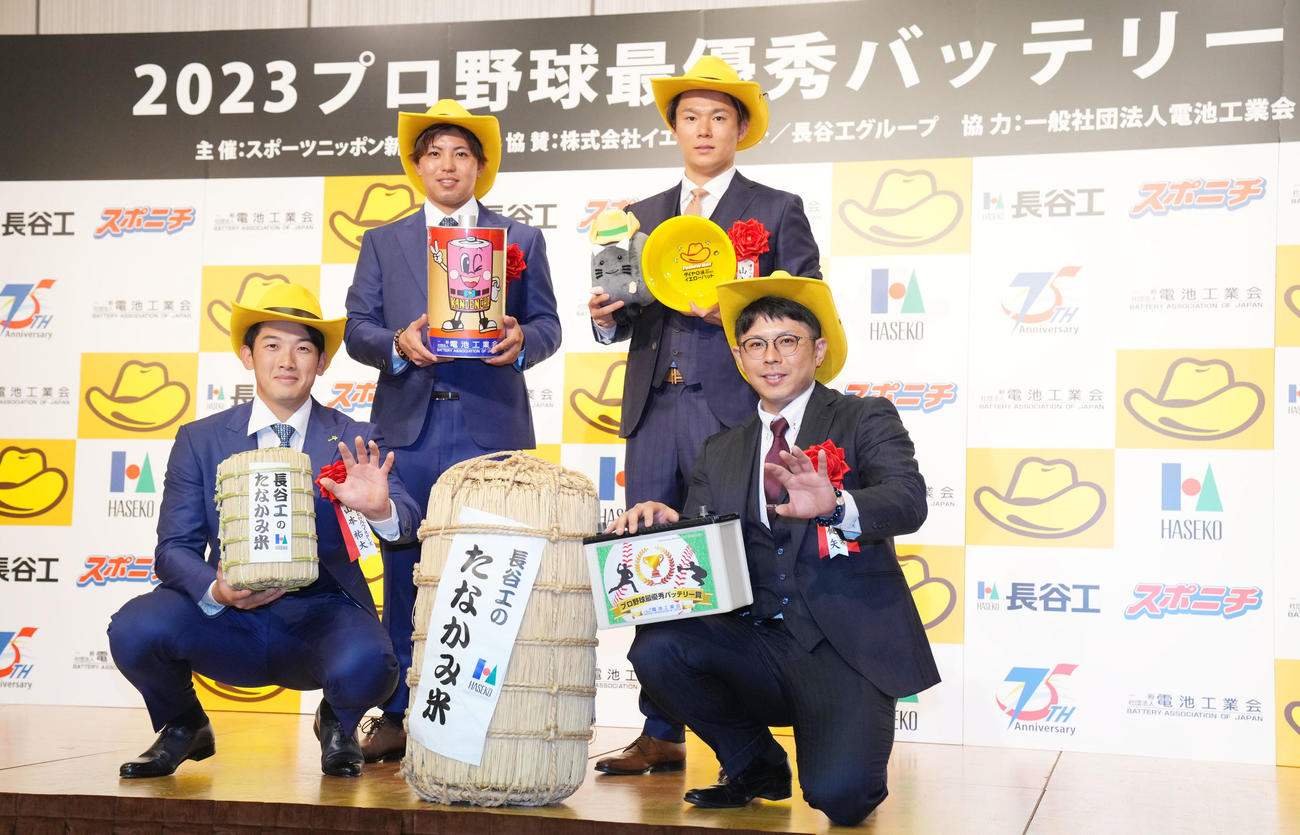 最優秀バッテリー賞を受賞し、笑顔を見せる左からDeNA山本、東、オリックス山本、若月（撮影・横山健太）