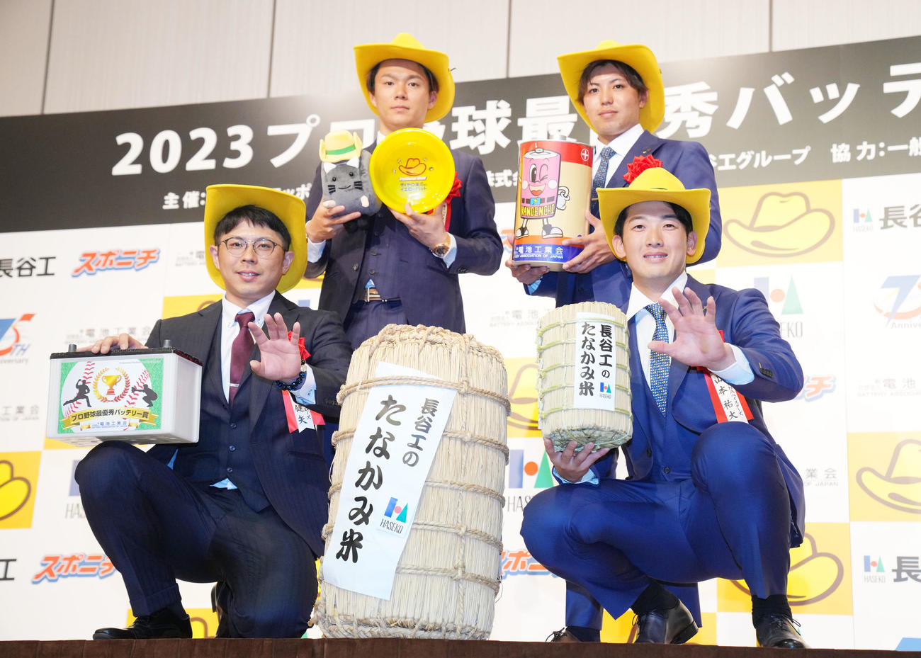 最優秀バッテリー賞を受賞し、笑顔を見せる左からオリックス若月、山本、DeNA東、山本（撮影・横山健太）