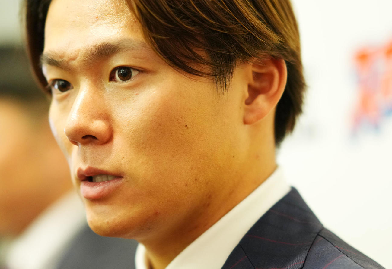 真剣な表情で今後について語るオリックス山本（撮影・横山健太）