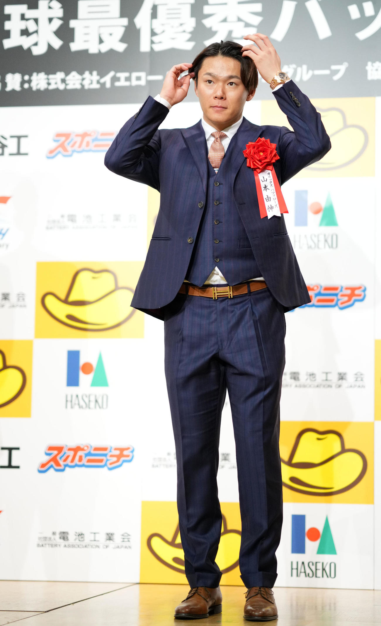 髪を整えるオリックス山本（撮影・横山健太）