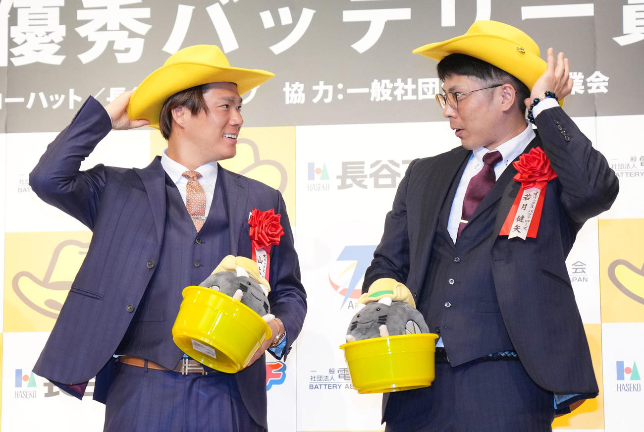 最優秀バッテリー賞を受賞し、イエローハットをかぶるオリックス山本（左）と若月（撮影・横山健太）