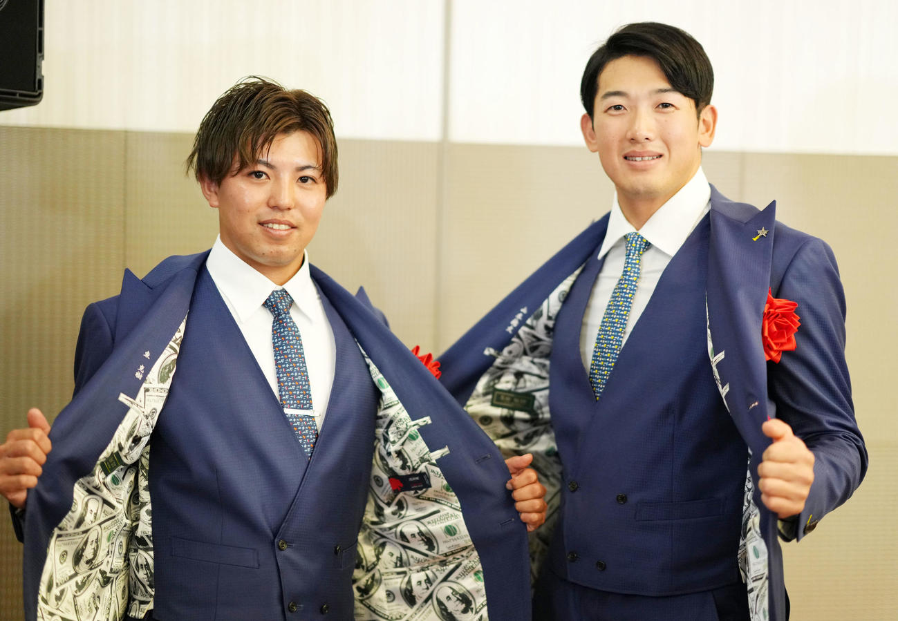 表彰式のために新調したスーツを着て笑顔を見せるDeNA東（左）と山本（撮影・横山健太）