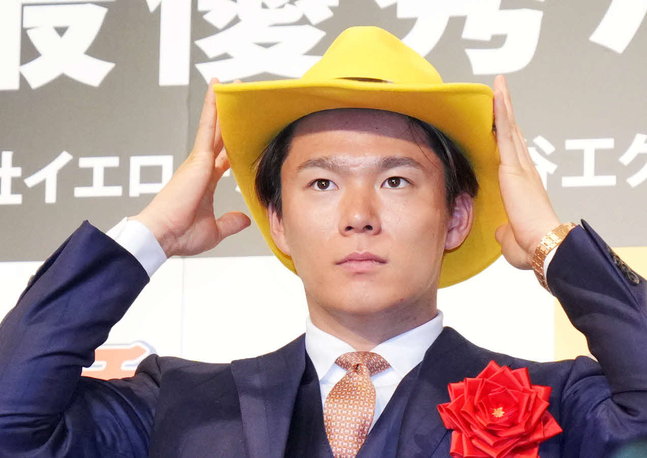 イエローハットをかぶり先を見つめるオリックス山本（撮影・横山健太）