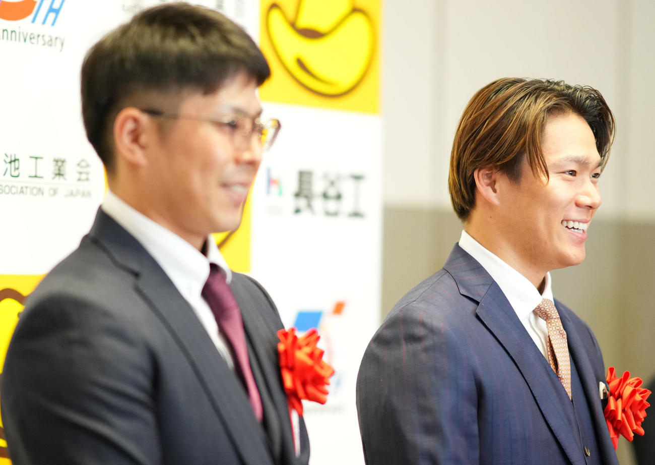 笑顔を見せるオリックス山本。左は若月（撮影・横山健太）