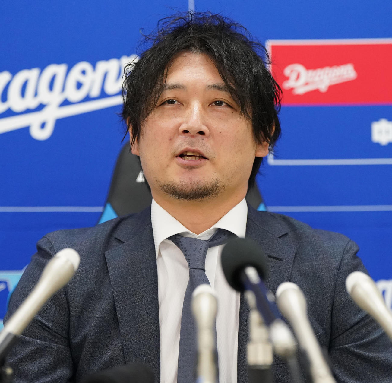 契約交渉を終え会見する涌井（撮影・森本幸一）