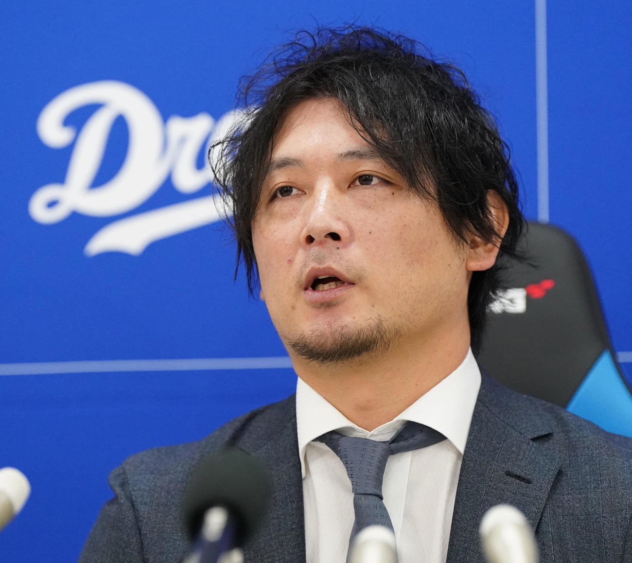 契約交渉を終え会見する涌井（撮影・森本幸一）
