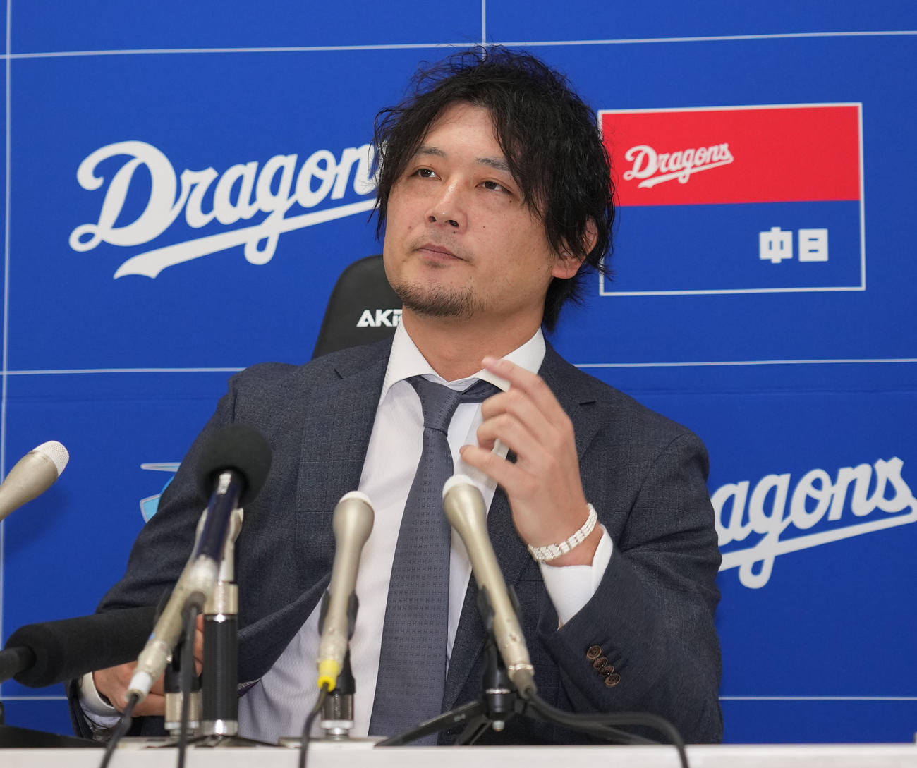 契約交渉を終え会見場の席に着く涌井（撮影・森本幸一）