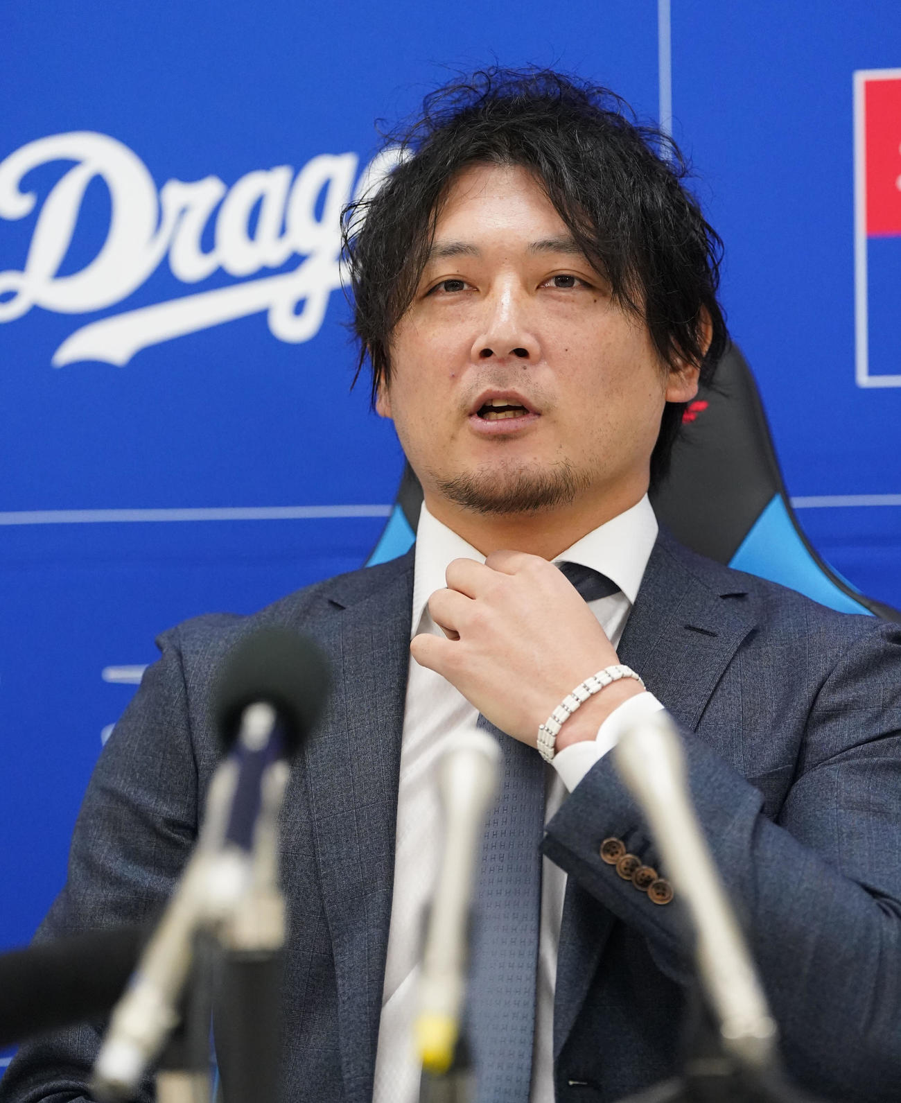 契約交渉を終え会見する涌井（撮影・森本幸一）