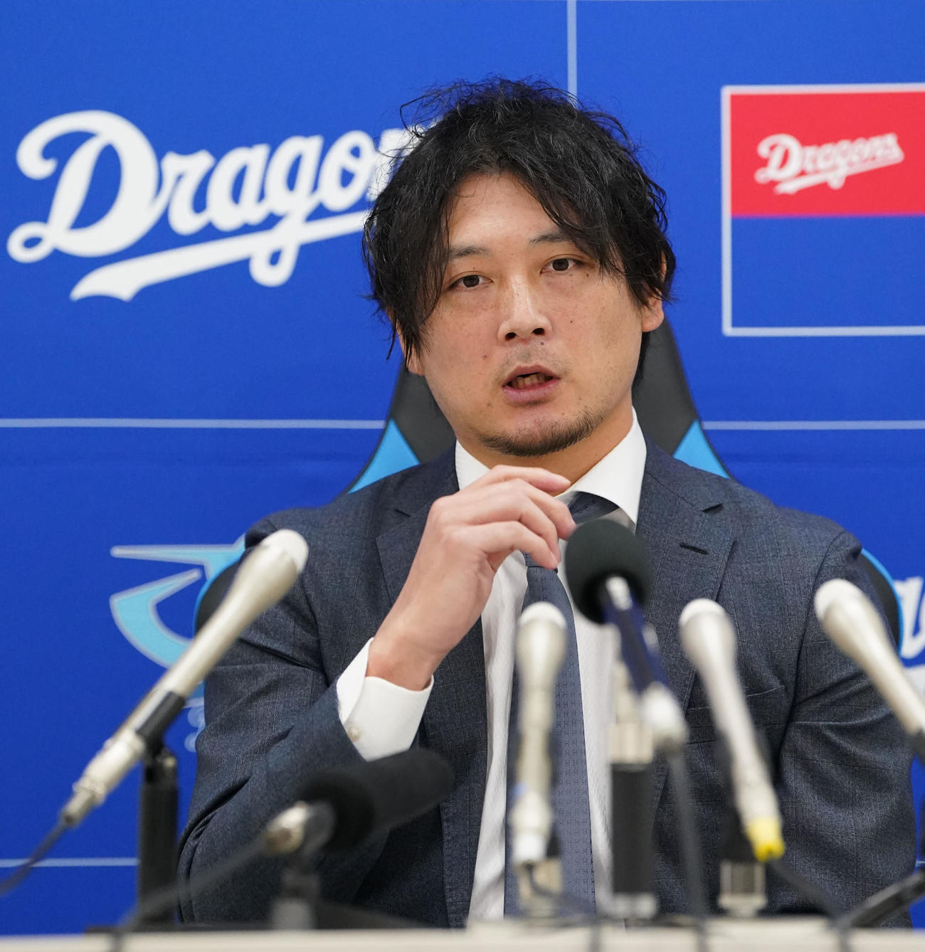 契約交渉を終え会見する涌井（撮影・森本幸一）