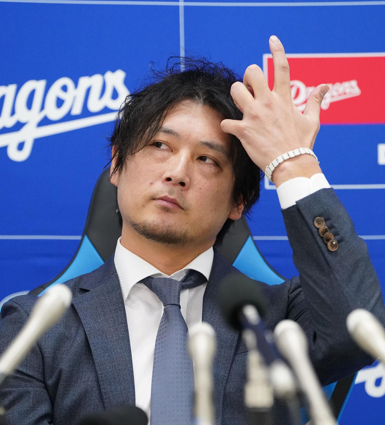 契約交渉を終え会見する涌井（撮影・森本幸一）