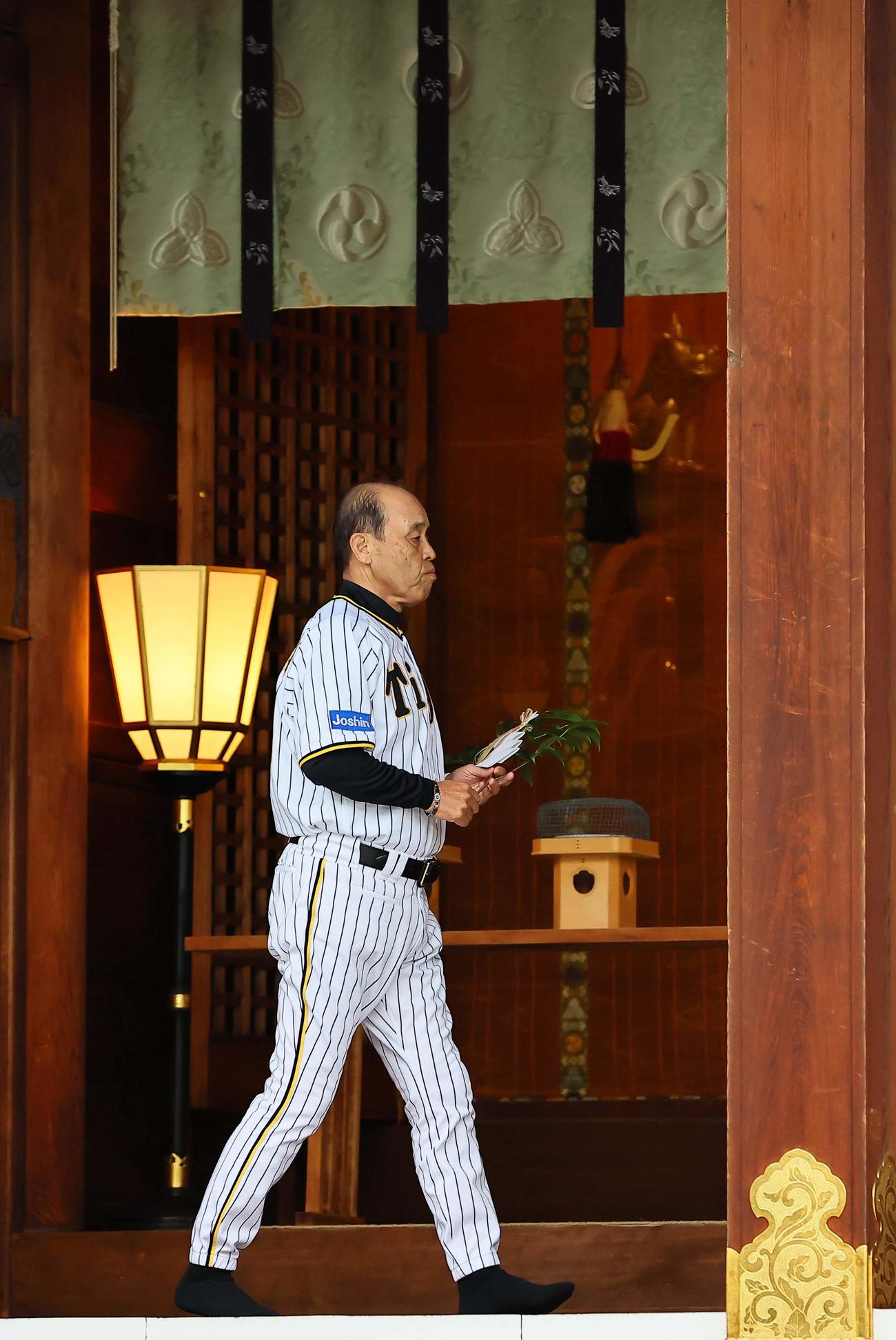 西宮神社を参拝する岡田監督は玉ぐしを奉納する（撮影・上田博志）